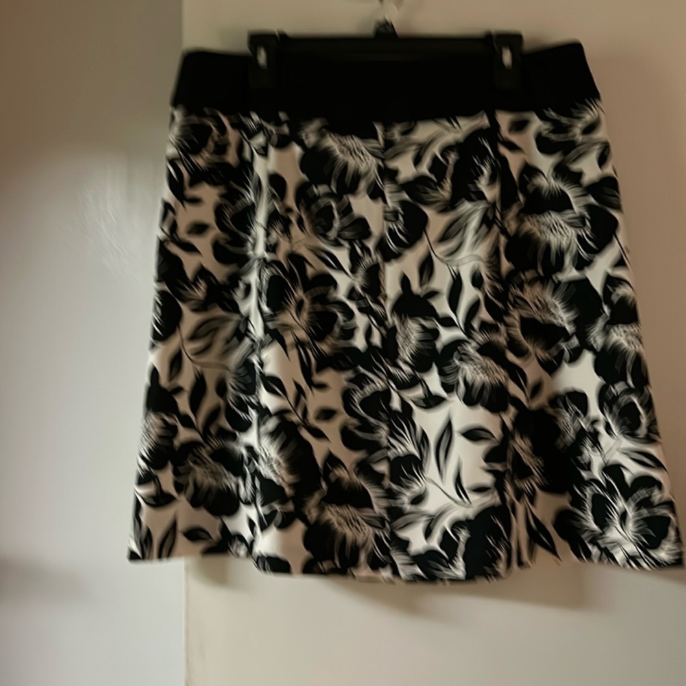 Worthington Nwt women’s skirt size 14 zipper all the way down in back